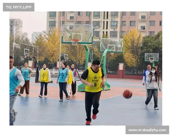 男篮队员与小学生比身体数据，趣味互动推广篮球