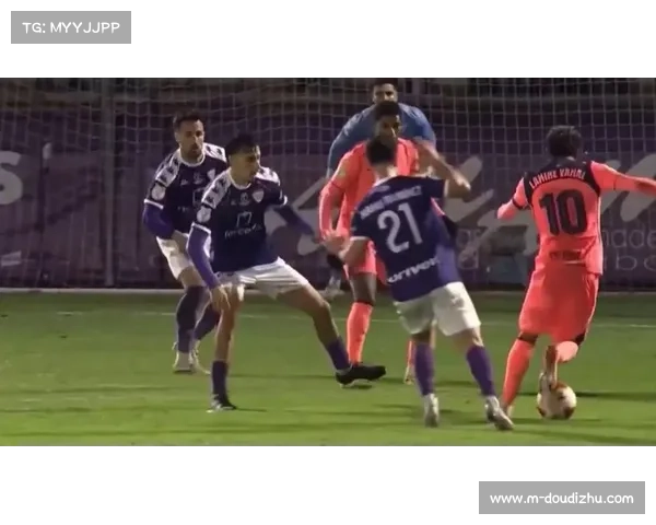 巴萨小将亚马尔助攻后伤退，球迷现场高呼其名